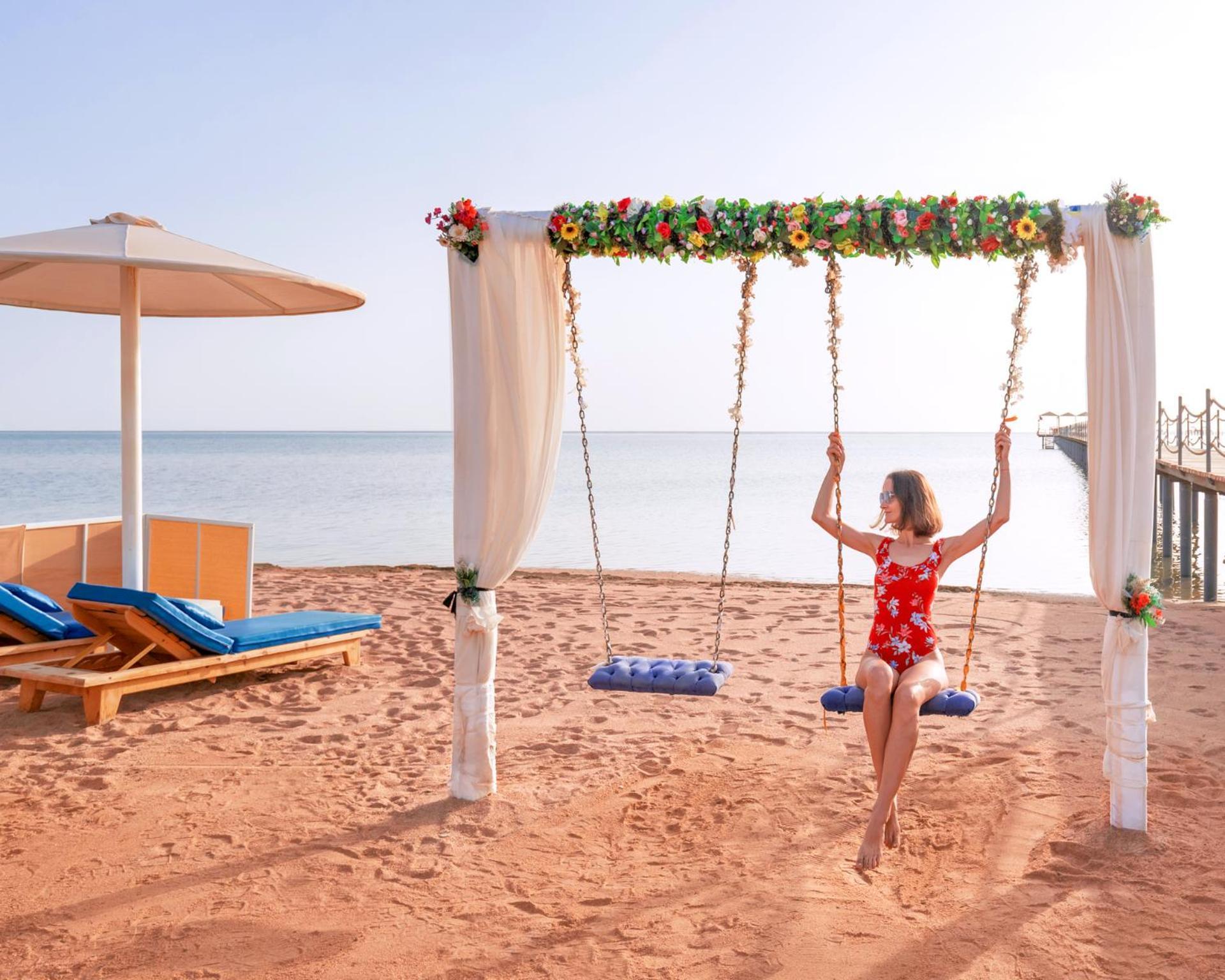 Pickalbatros Laguna Club Resort Sharm El Sheikh Extérieur photo A swing at the beach